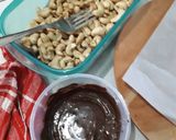 Foto langkah ke 2 dari resep Kacang Mete Coklat Salju.