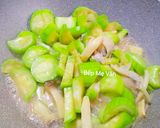 Hình bước làm 3 của món Mực ống xào mướp và nấm bào ngư