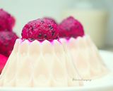 Foto langkah ke 4 dari resep Puding Stroberi dengan pewarna dari kulit buah naga.