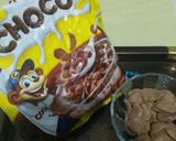 A picture of step 1 of Choco flakes milk shake.