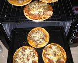 Foto langkah ke 9 dari resep Pizza Mini Simple.