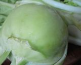 Hình bước làm 1 của món Su hào xào thịt ba rọi tóp mỡ