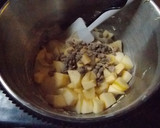 Foto del paso 2 de la receta: Torta con manzana roja y pepitas de chocolate