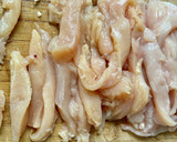 Foto del paso 1 de la receta: Tiras de pechuga de pollo a las hierbas provenzales con quinoa y tomate confitado