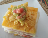 Foto del paso 8 de la receta: Lasaña fría de guacamole con queso cheddar y pavo