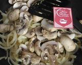 Foto langkah ke 7 dari resep Schnitzel Mushroom Sauce.