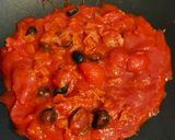 Foto del passaggio 1 della ricetta Pasta con il sugo,olive e pomodorini 🌈