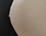 Foto del paso 2 de la receta: Pizza crujiente sin horno, sin levadura, sin polvo de hornear sin amasado, sin tiempo de leudado🍕