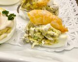 Foto del paso 11 de la receta Huevos rellenos con gula, aguacate y langostinos