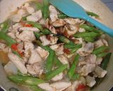 Foto langkah ke 2 dari resep Tumis Buncis Ayam saos tiram.