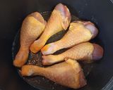 Foto del paso 2 de la receta: Muslos de pollo a la cazuela con ciruelas, orejones y piñones 🍗