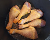 Foto del paso 2 de la receta: Muslos de pollo a la cazuela con ciruelas, orejones y piñones 🍗