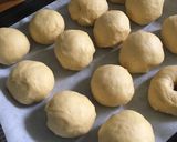 Foto langkah ke 5 dari resep Donat empuk topping almond.