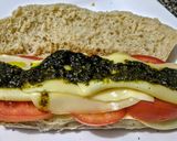 Foto del paso 2 de la receta: BOCADILLO Al 🌿Pesto, en Pan de CRISTAL...!