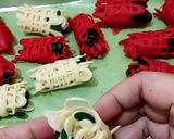 Foto langkah ke 5 dari resep Roti Jala Merah Putih.