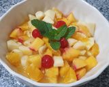 Foto del paso 1 de la receta: 🍒 🍎🍌🍊Ensalada de frutas con hojas frescas de menta y melisa