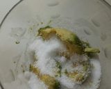 A picture of step 2 of Avocado Drink.