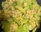 รูปขั้นตอนการทำที่ 3 ของ ผัดแตงกวาใส่ไข่ไก่สับ