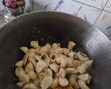 A picture of step 5 of Masala mushrooms.