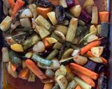 Ropogós csirkecomb sült zöldségekkel recept fázis 4 fotója