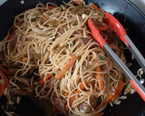 Foto del paso 2 de la receta: Tallarines con verduras salteadas