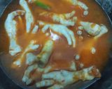 Foto langkah ke 3 dari resep Asem Asem Pedas Ceker Kemangi Khas Nganjuk.