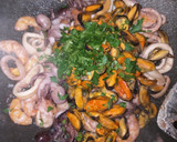 Foto del paso 3 de la receta: Espaguetis marisco bacon con mojo verde
