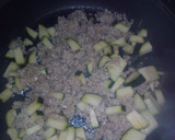 Foto del paso 2 de la receta: Berenjenas rellenas de carne picada y calabacín