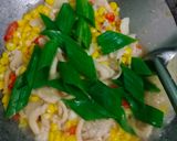 Foto langkah ke 4 dari resep Tumis Jamur Tiram Jagung Pedas.