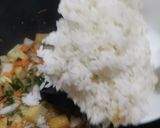 Gambar langkah 5 resipi Nasi goreng kampung.