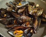 Foto del passaggio 2 della ricetta Risotto con cime di rapa e cozze