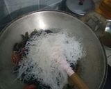 Foto langkah ke 4 dari resep Oseng bihun dan jamur kuping.