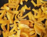 Foto del passaggio 3 della ricetta Pasta al sugo con i peperoni