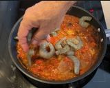 Foto del paso 4 de la receta: Pisto con langostinos, huevo y papas fritas