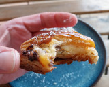 Foto del paso 8 de la receta: Triángulitos de hojaldre rellenos de crema y pepitas de chocolate