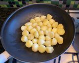 Foto del paso 3 de la receta: Escalopes de pollo con crema de champiñones y verdeo con papas noisettes