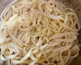 Foto del paso 3 de la receta: Fettuccini con tocino en crema de chipotle