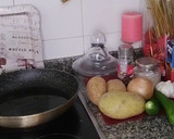 Foto del paso 1 de la receta: Papas a lo pobre con huevos revueltos