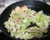รูปขั้นตอนการทำที่ 5 ของ มาม่าผัดไก่