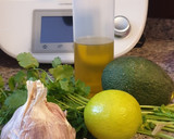 Foto del paso 1 de la receta: Mojo verde con aguacate