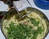 A picture of step 2 of Aloo paratha.