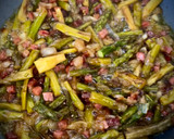 Foto del paso 2 de la receta: Revuelto de espárragos trigueros con cebolla y jamón
