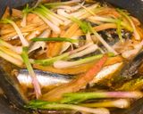 Hình bước làm 9 của món Cá nục kho măng và ba rọi