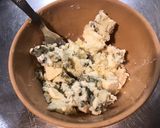 Une image de l'étape 1 de Sauce crème roquefort et persil.