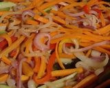Foto del paso 3 de la receta: Chop Suey de pollo y fideos de arroz 🍜