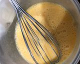 Foto del paso 2 de la receta Tortilla de jamón con cebolla y pimientos rojo