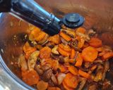 Foto del paso 8 de la receta Albóndigas de pollo en salsa de zanahorias y champiñones
