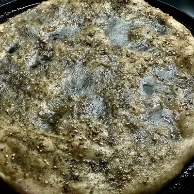 Manakish árabe con zaatar y aceite de oliva