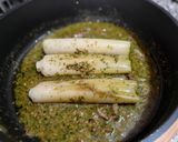 Foto del paso 7 de la receta Puerros confitados con panceta y pesto de rúcula y pistachos