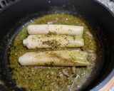 Foto del paso 7 de la receta: Puerros confitados con panceta y pesto de rúcula y pistachos